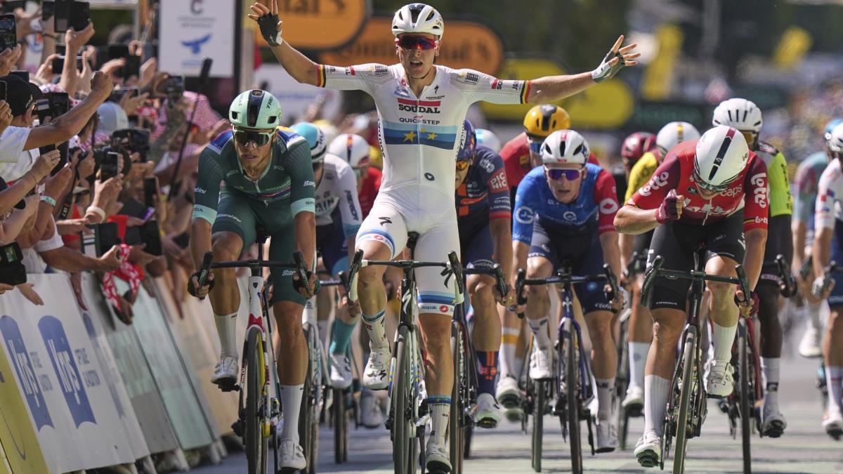 Tour de France, Milan manca il bis: a Chateauroux vince Merlier allo sprint di mezza ruota Tour de France, Milan manca il bis: a Chateauroux vince Merlier allo sprint di mezza ruota