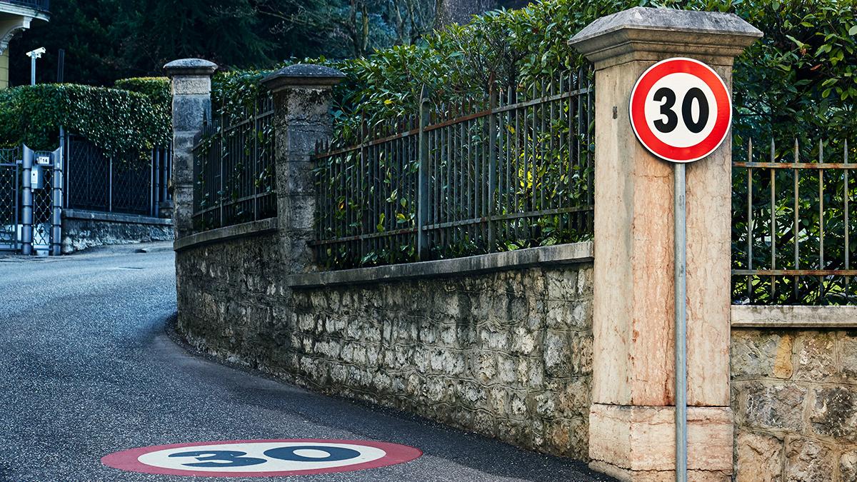 Limiti di velocità? La differenza la fa la strada, non i cartelli Limiti di velocità? La differenza la fa la strada, non i cartelli