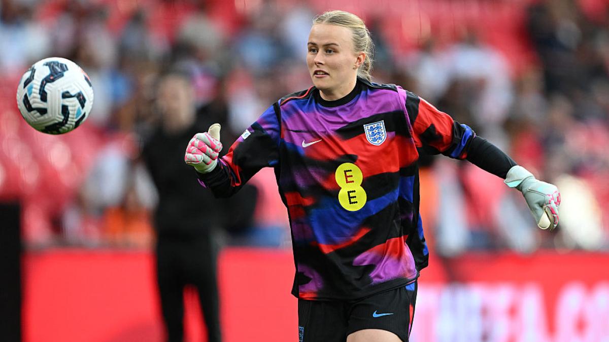 "Non potrai giocare a calcio": Hannah Hampton, il portiere che sfida lo strabismo e sogna l "Non potrai giocare a calcio": Hannah Hampton, il portiere che sfida lo strabismo e sogna l