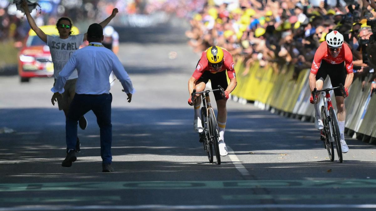 Arrivo col brivido a Tolosa: bloccato un invasore durante la volata del Tour Arrivo col brivido a Tolosa: bloccato un invasore durante la volata del Tour