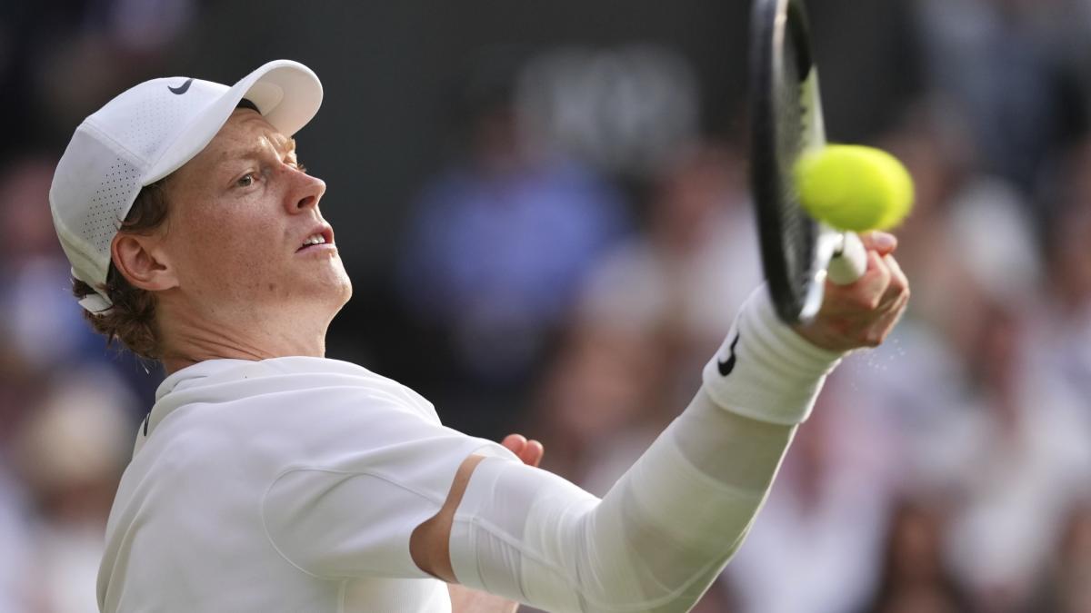 Anticipo, pressione, velocità di palla: come cambia il tennis di Sinner sul cemento Anticipo, pressione, velocità di palla: come cambia il tennis di Sinner sul cemento