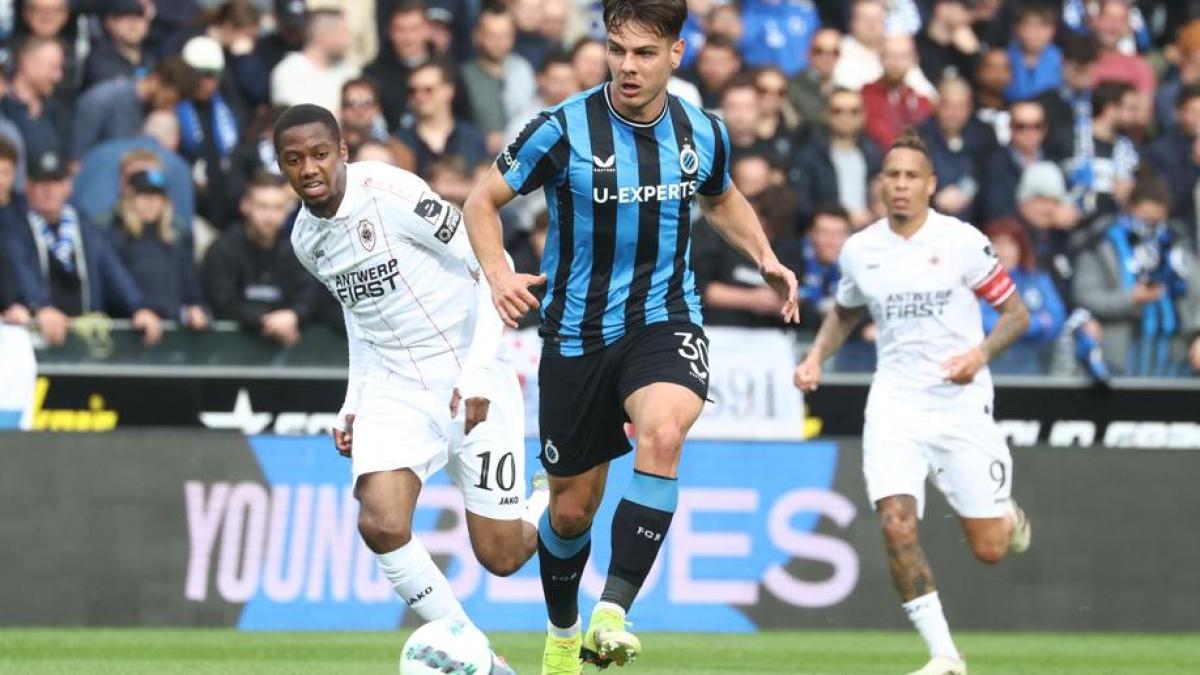 Jashari non fa la foto di squadra con il Bruges e si allena da solo. Vuole solo il Milan Jashari non fa la foto di squadra con il Bruges e si allena da solo. Vuole solo il Milan