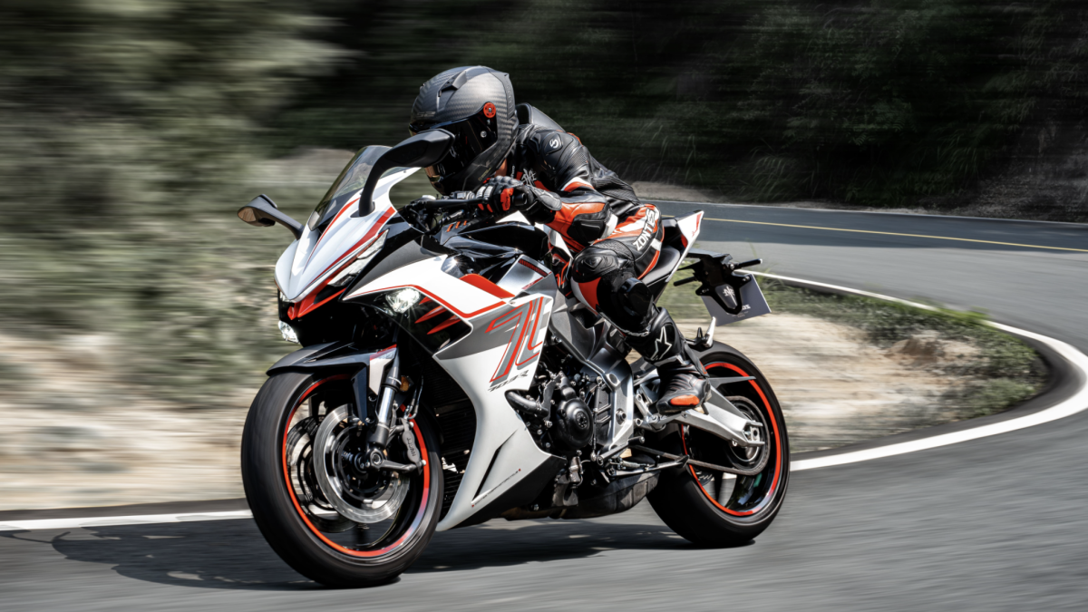Zontes ZT 703 RR, la tre cilindri sportiva cinese per l