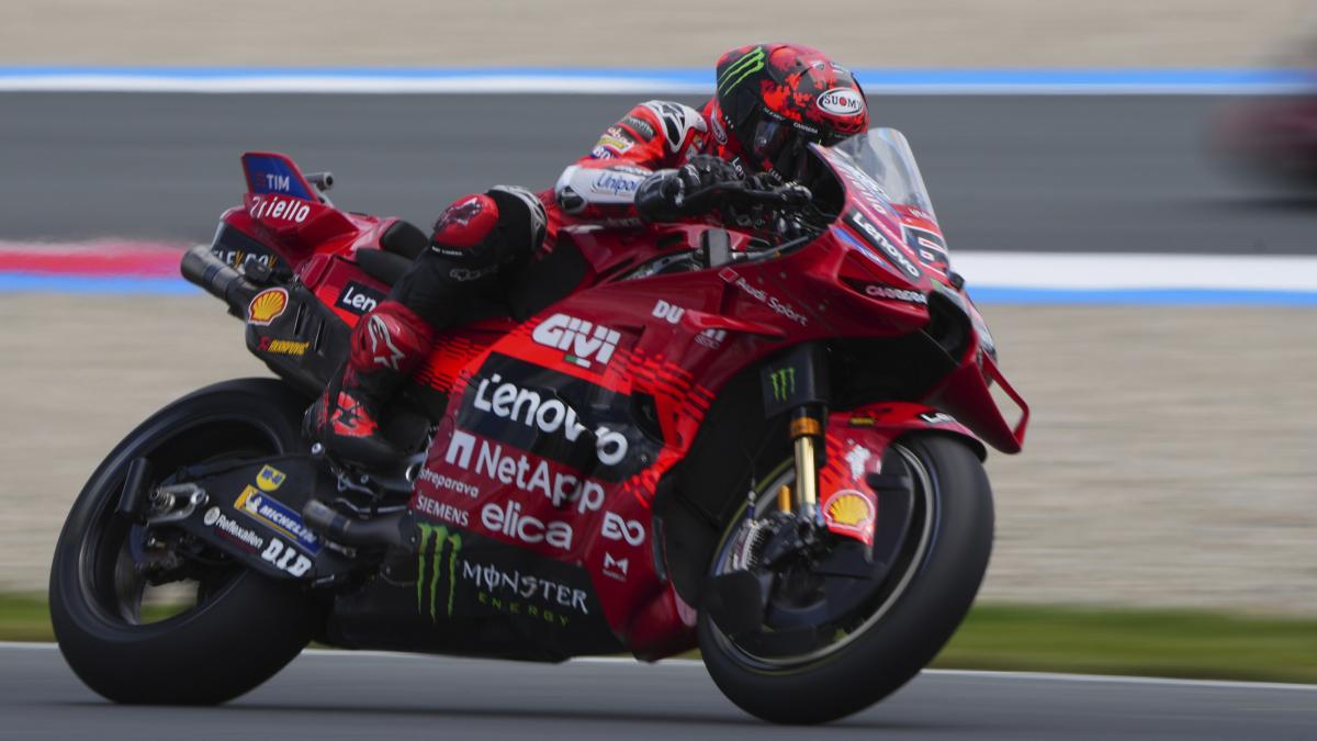 brno che reazione di bagnaia 200 sua la pole davanti a marc marquez che cade nel finale