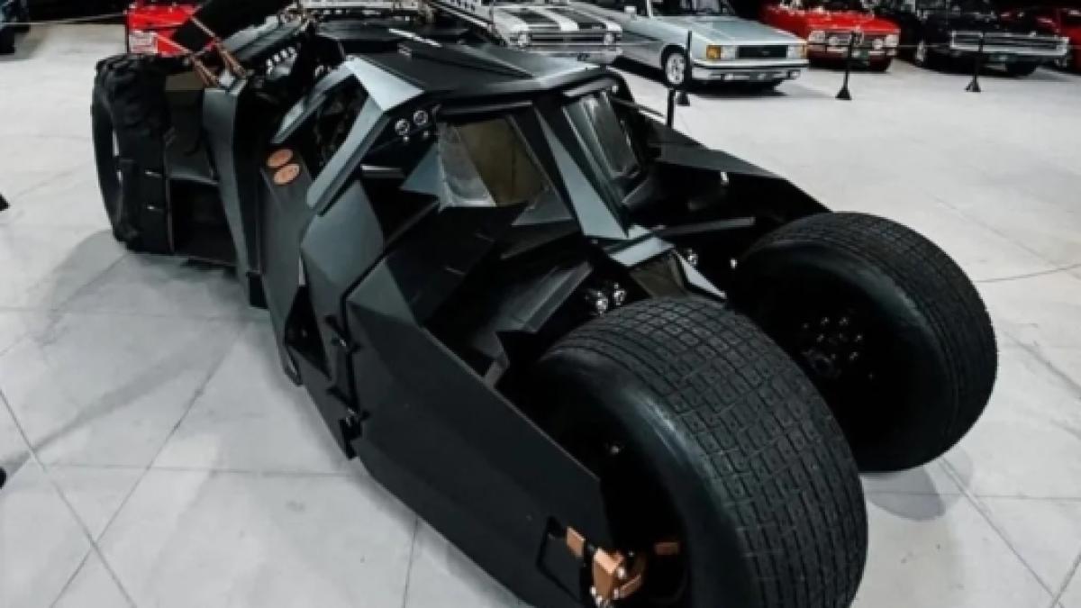 Neymar spende 1,3 milioni e si compra la Batmobile. Ha anche un lanciafiamme, ma non può guidarla Neymar spende 1,3 milioni e si compra la Batmobile. Ha anche un lanciafiamme, ma non può guidarla