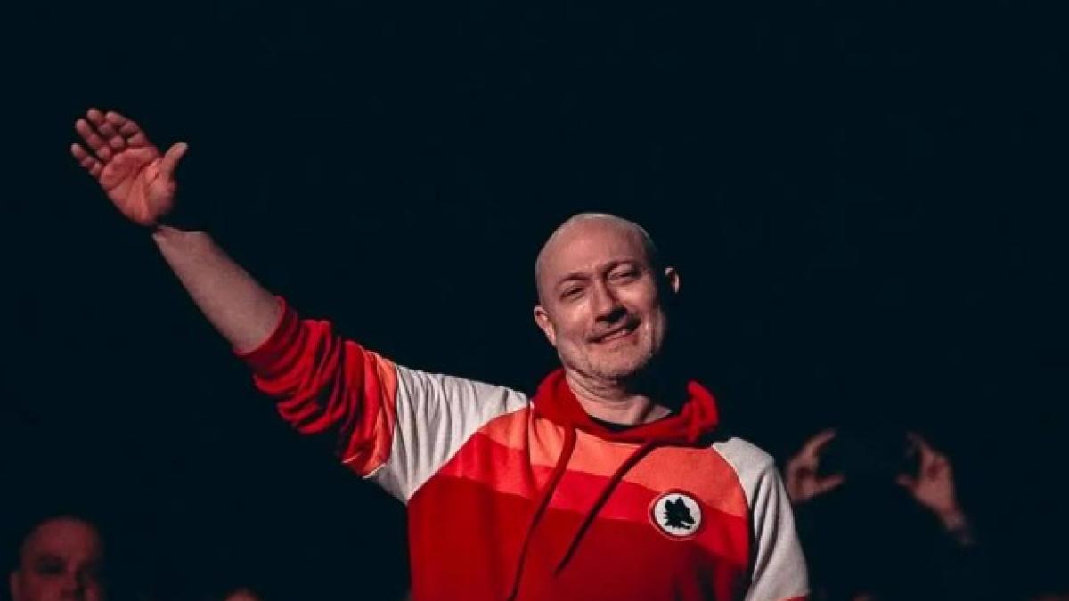 Roma, una maglia personalizzata per il musicista Kalkbrenner (con il numero 10) Roma, una maglia personalizzata per il musicista Kalkbrenner (con il numero 10)