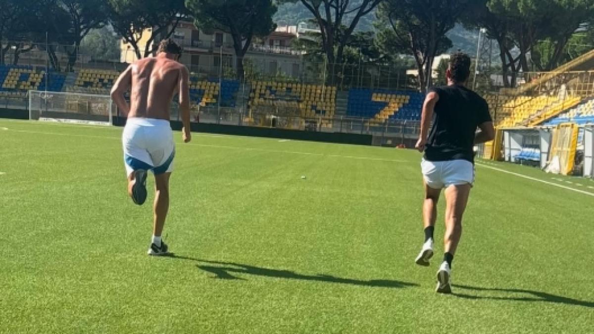Allenamenti vista mare e palleggi nel campo donato alla città: Pio Esposito nella sua Castellammare Allenamenti vista mare e palleggi nel campo donato alla città: Pio Esposito nella sua Castellammare