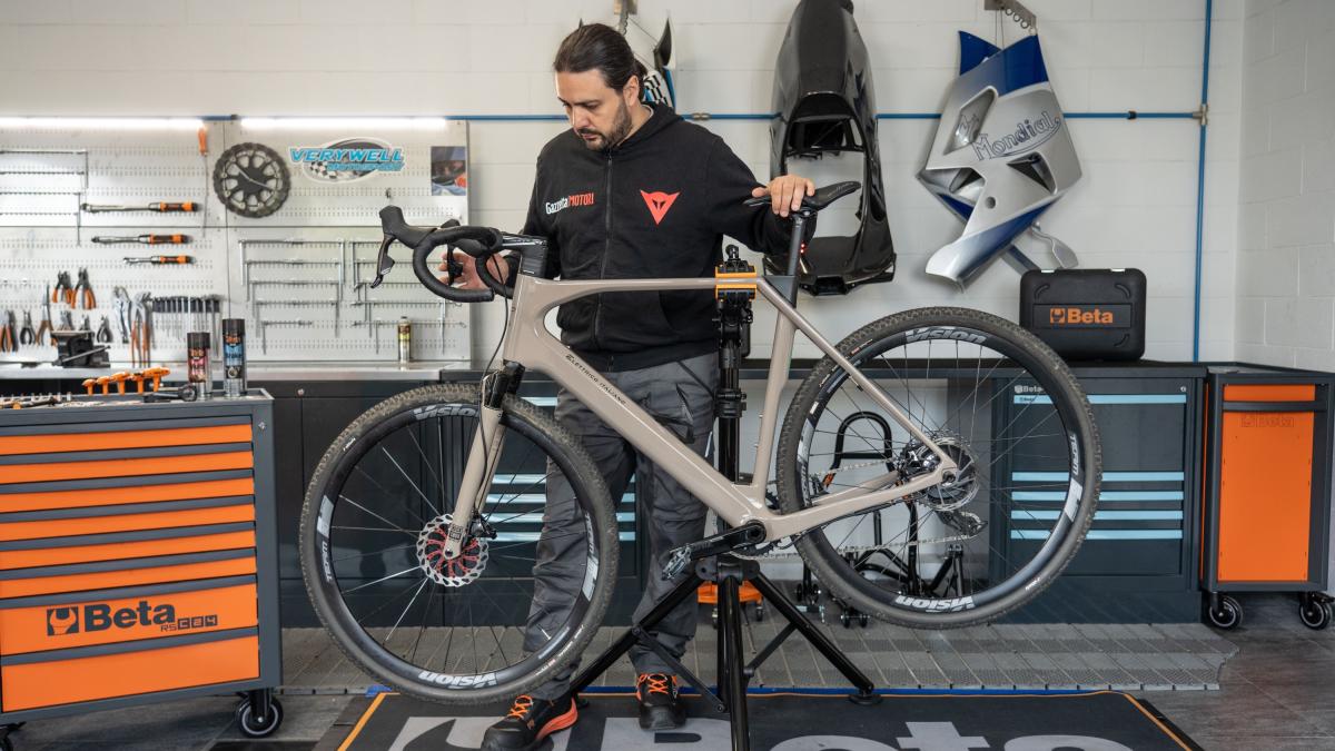 La manutenzione perfetta della e Bike Gravel: guida pratica su una Bora R italiana La manutenzione perfetta della e Bike Gravel: guida pratica su una Bora R italiana