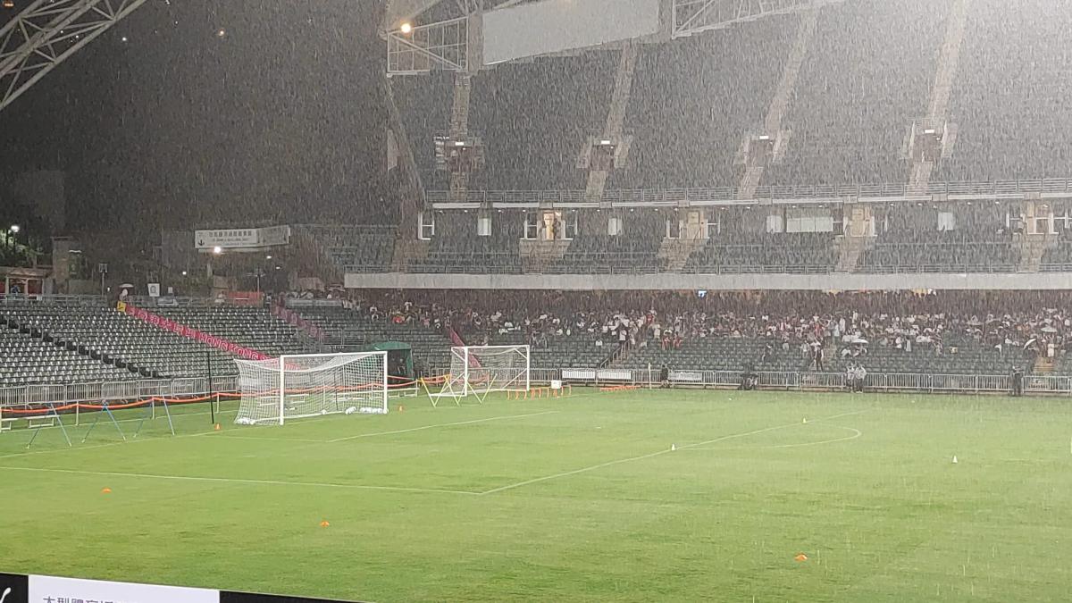 Milan, allenamento sospeso: pioggia e fulmini all Milan, allenamento sospeso: pioggia e fulmini all