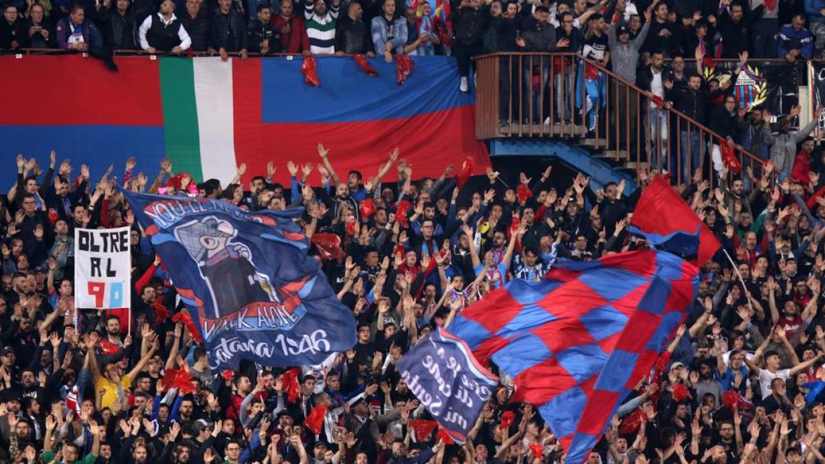 incidente a un pulmino di tifosi del catania 9 feriti due sono gravi