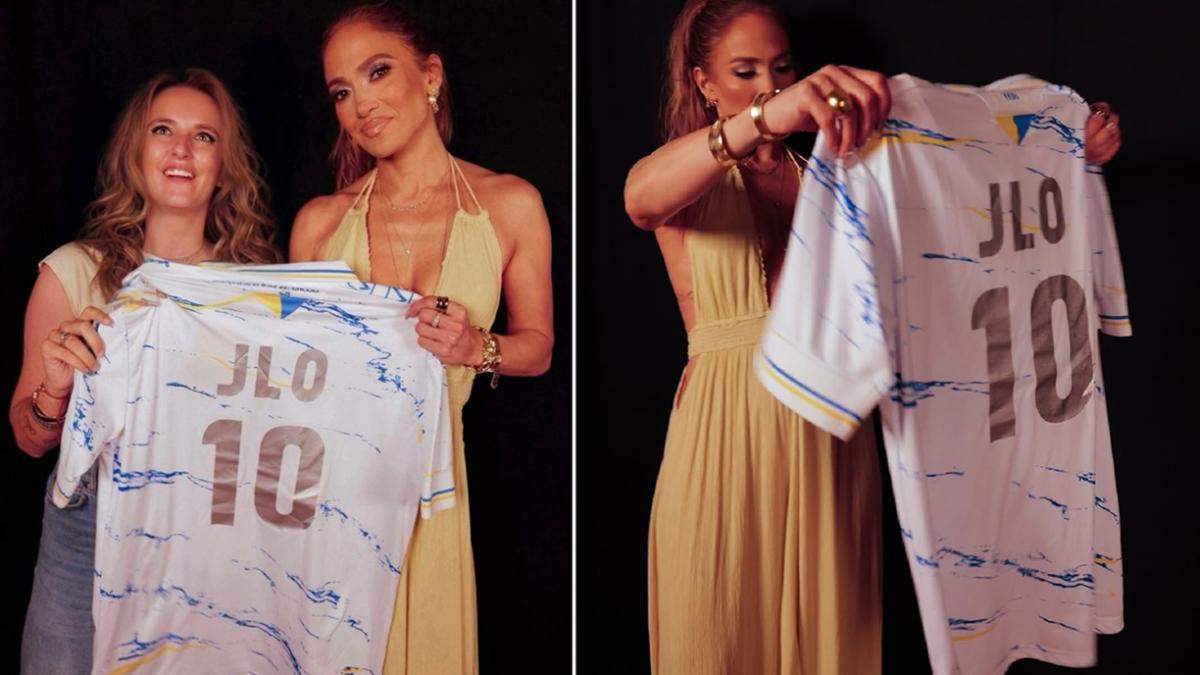 Jennifer Lopez con la maglia numero 10 della Carrarese: le foto sui social Jennifer Lopez con la maglia numero 10 della Carrarese: le foto sui social