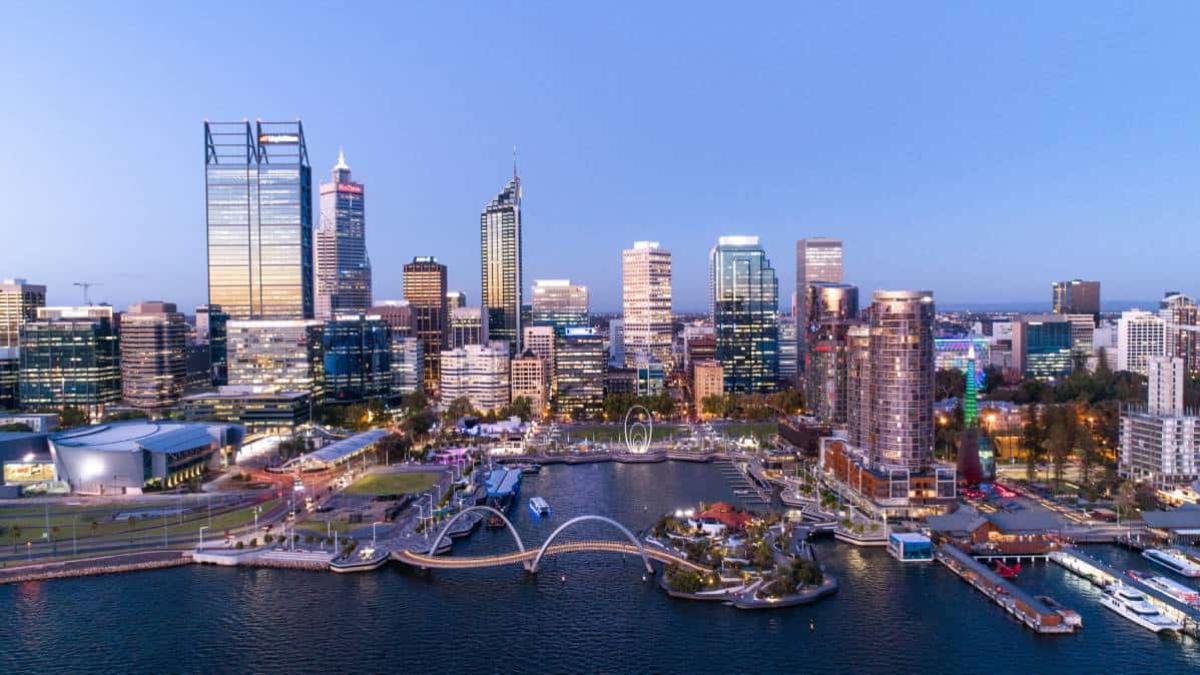 Viaggio di 24 ore, biglietto da 1.200 euro e... Sinner: come sarebbe Milan Como a Perth Viaggio di 24 ore, biglietto da 1.200 euro e... Sinner: come sarebbe Milan Como a Perth