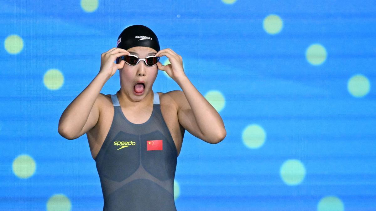 La baby Yu Zidi, 12 anni, riceve il bronzo per aver nuotato in batteria nella staffetta 4x200 La baby Yu Zidi, 12 anni, riceve il bronzo per aver nuotato in batteria nella staffetta 4x200