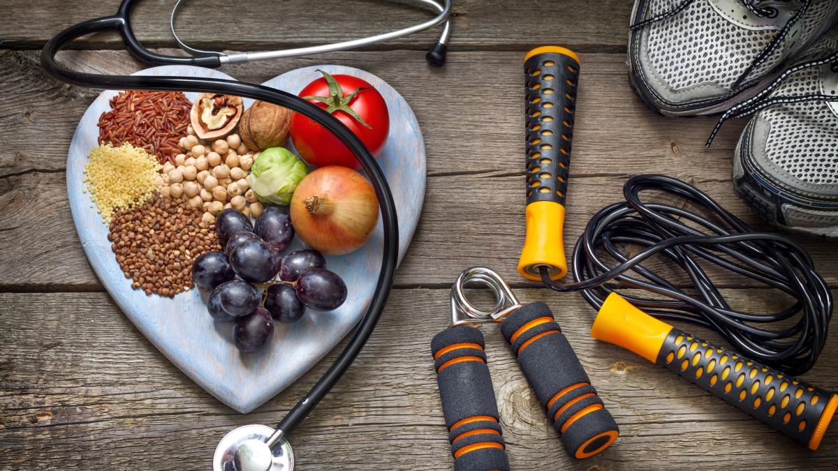 cosa mangiare dopo i 50 per tenere a bada il colesterolo 10 cibi che fanno davvero la differenza