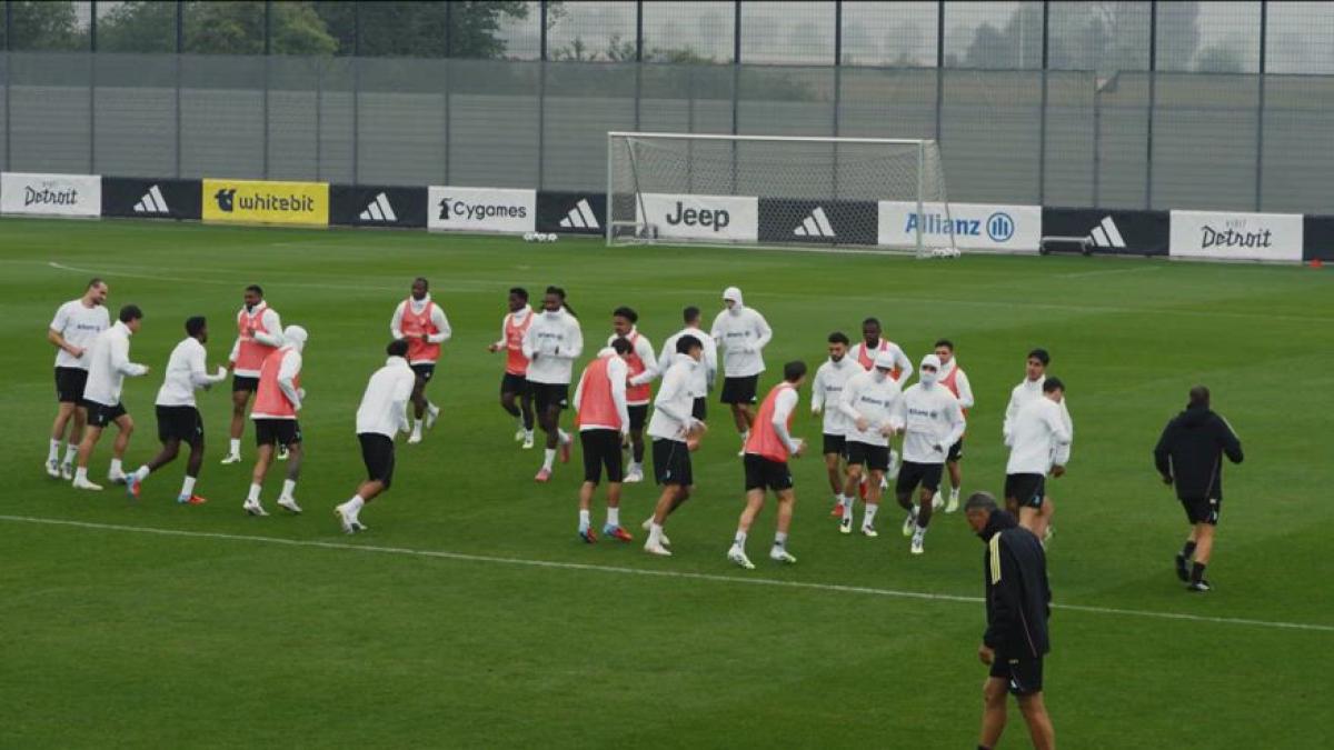 Juve, si ricomincia: raduno alla Continassa, tra visite e allenamento. Douglas c’è e si gioca la riconferma