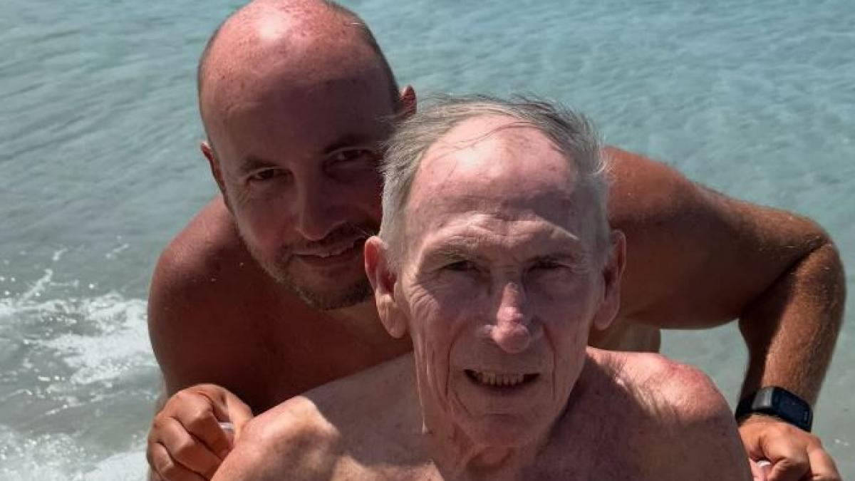 Zeman sta meglio, lo scatto al mare con il figlio: "La pre season fa sognare..." Zeman sta meglio, lo scatto al mare con il figlio: "La pre season fa sognare..."