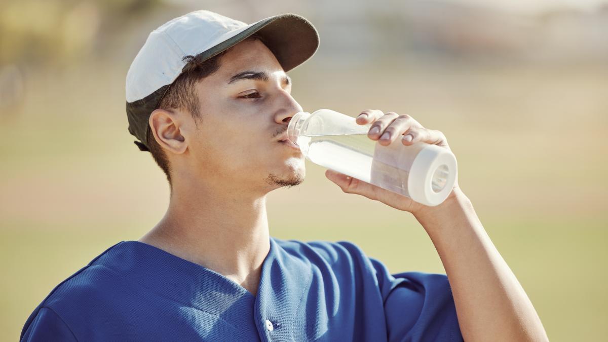 Acqua luppolata: proprietà, benefici per la salute e gli sportivi, e la nuova versione arricchita