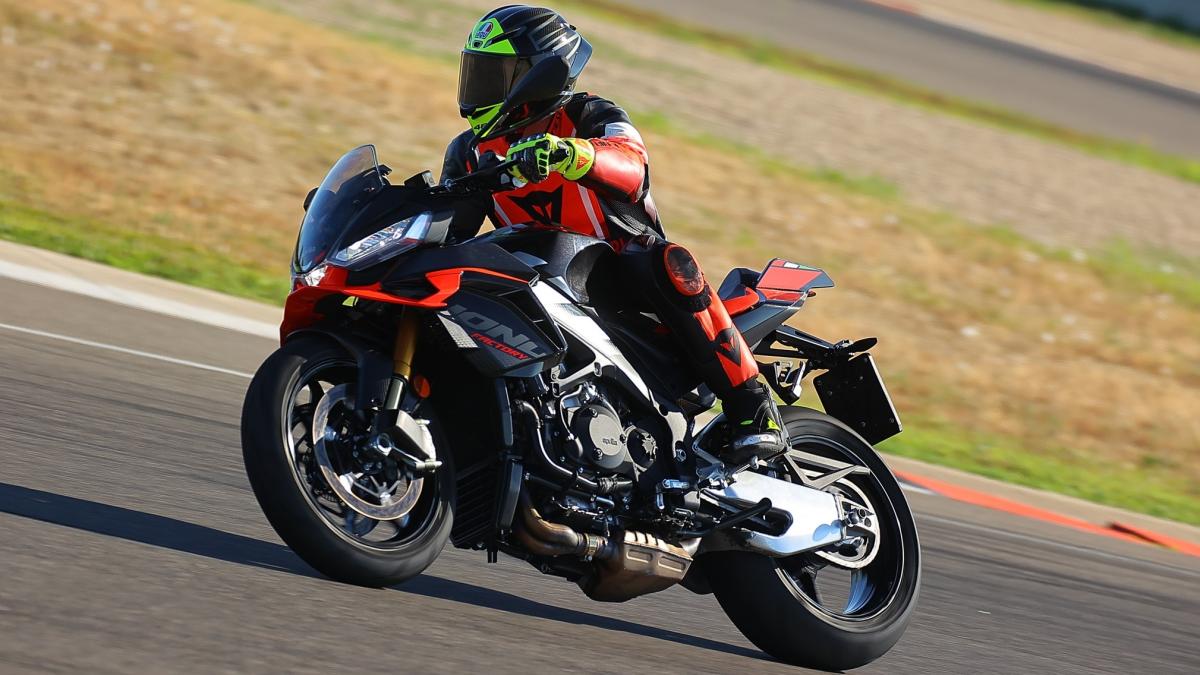 Aprilia Tuono V4 Factory 2025: la naked da pista che esalta anche su strada