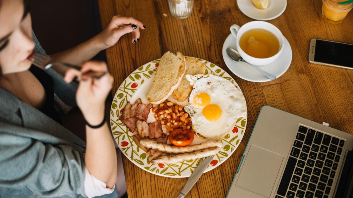 English breakfast assolta: le uova non fanno male al cuore, il bacon sì English breakfast assolta: le uova non fanno male al cuore, il bacon sì