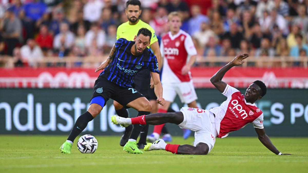 inter amichevole rovinata dall arbitro non c 232 il rosso a calhanoglu