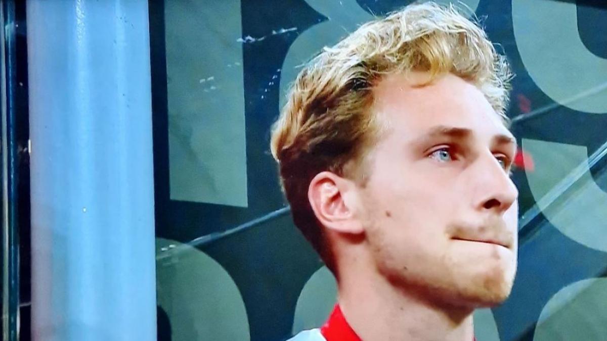 San Siro ricorda il piccolo Elliot Charles: un minuto di silenzio per il figlio di Verreth San Siro ricorda il piccolo Elliot Charles: un minuto di silenzio per il figlio di Verreth