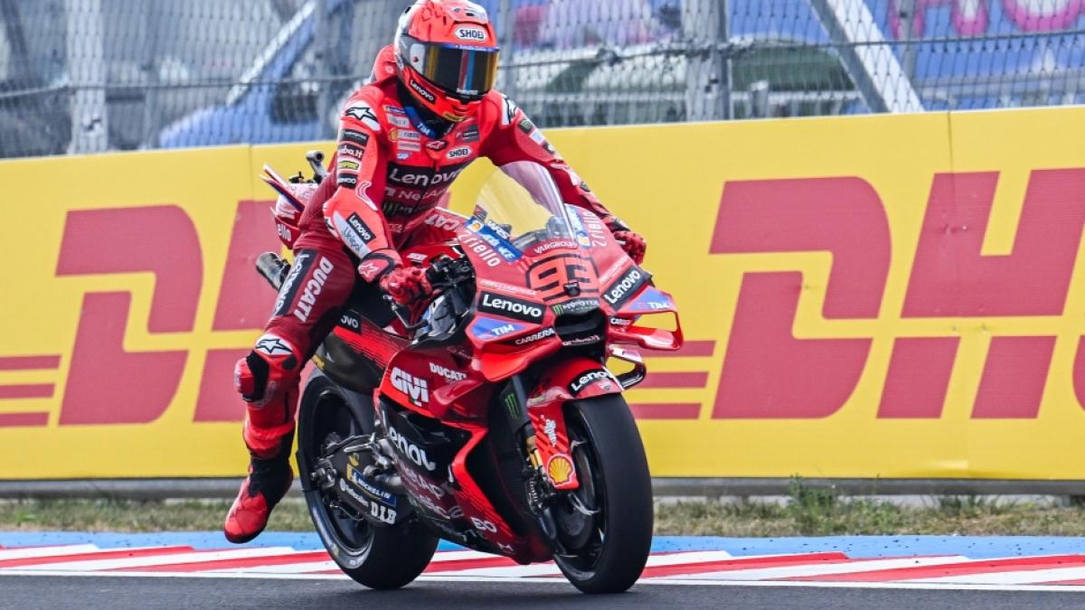 Marquez, e sono dieci! Bagnaia, rimonta a metà, chiude 9°. Bezzecchi sul podio