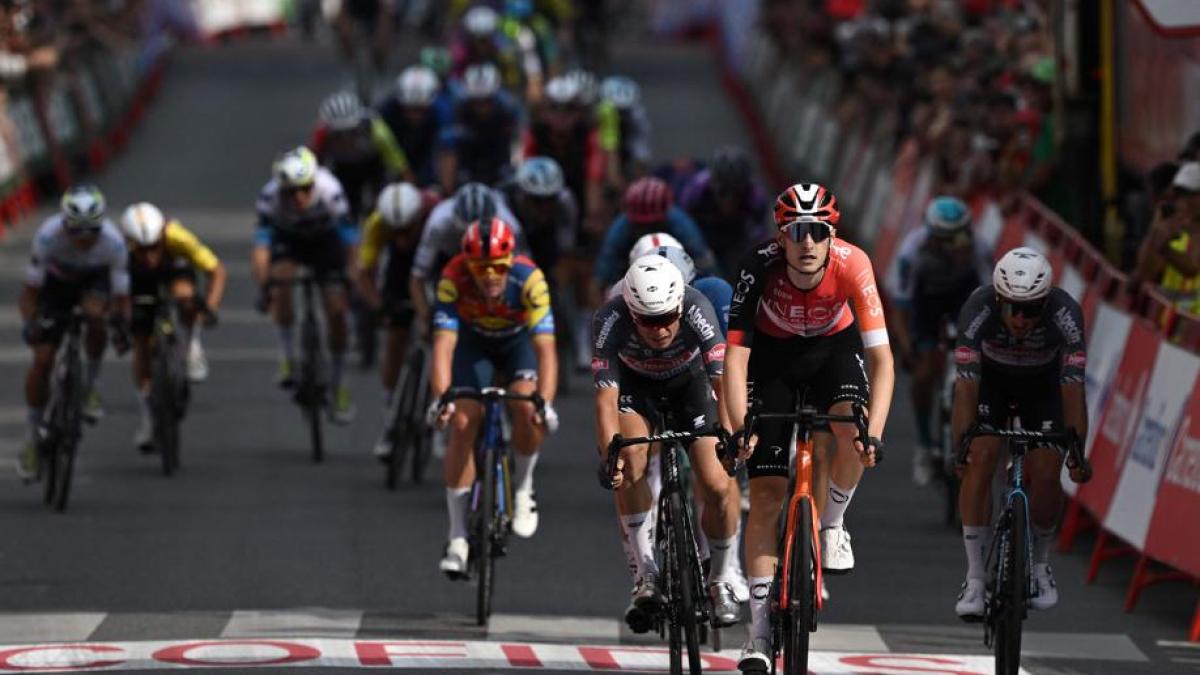 Vuelta, colpaccio di Ben Turner: beffato Philipsen. E Gaudu si prende la maglia rossa