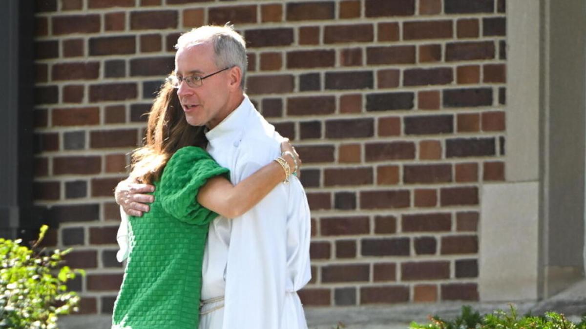Uomo spara in una scuola di Minneapolis durante la messa, uccisi due bambini. Altri 14 in ospedale Uomo spara in una scuola di Minneapolis durante la messa, uccisi due bambini. Altri 14 in ospedale