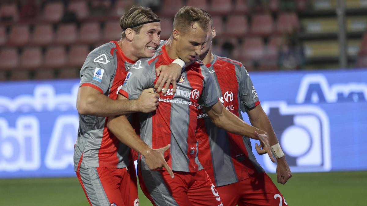 Gioia Cremonese: batte al 93' il Sassuolo 3-2 e vola in testa a punteggio pieno. Aspettando Vardy