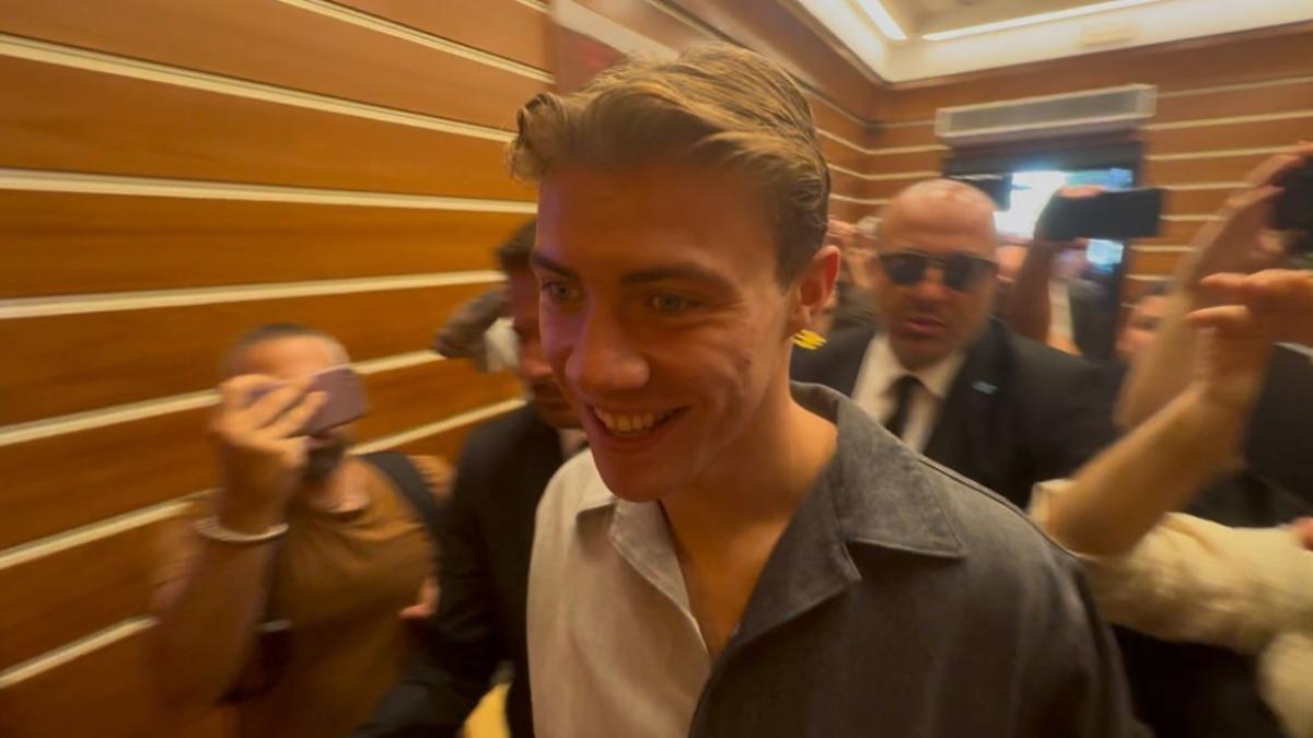 Napoli, è già delirio per Hojlund. Il bomber a Villa Stuart per le visite mediche