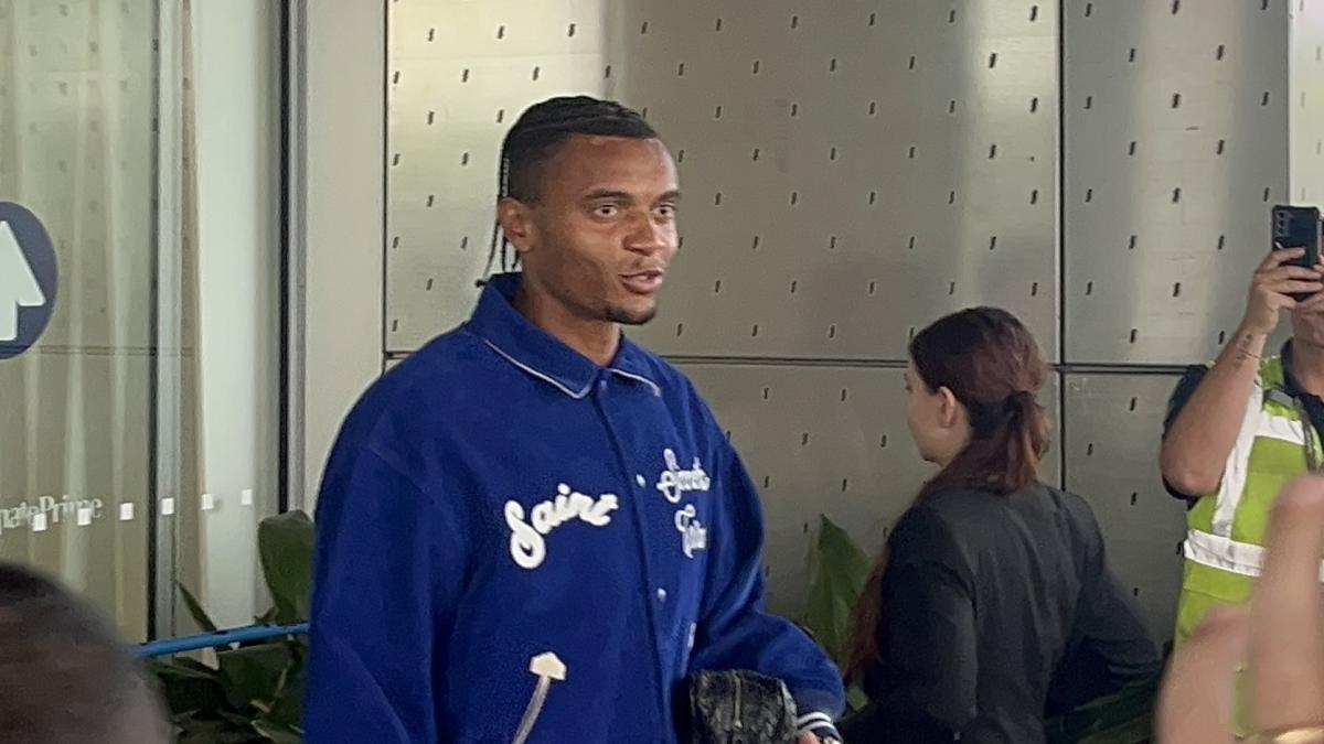 Akanji è sbarcato a Milano: ora visite e firma. È iniziata l