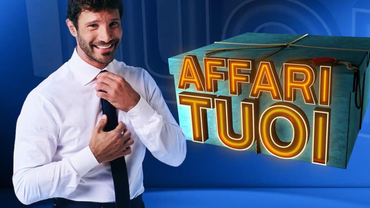 Affari Tuoi torna su Rai 1 da martedì 2 settembre con la novità del pacco nero Affari Tuoi torna su Rai 1 da martedì 2 settembre con la novità del pacco nero