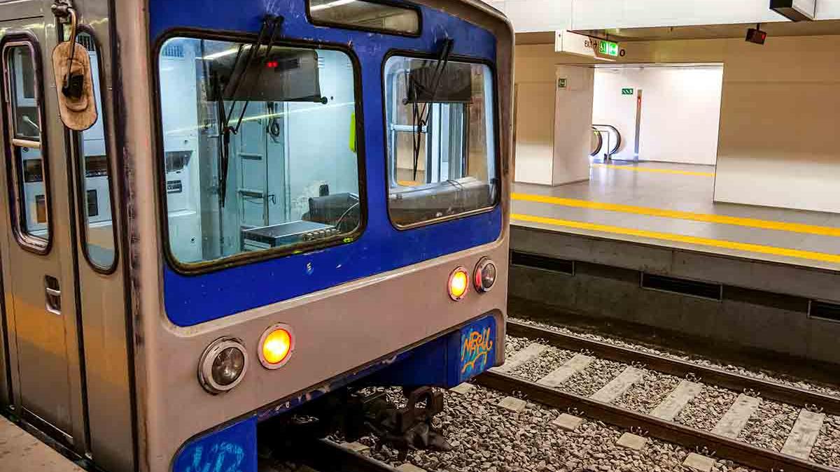 Metro B di Roma, morto un uomo caduto sui binari: il suicidio è l Metro B di Roma, morto un uomo caduto sui binari: il suicidio è l