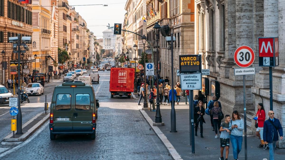 Roma: in centro (e oltre) a 30 km/h, l Roma: in centro (e oltre) a 30 km/h, l