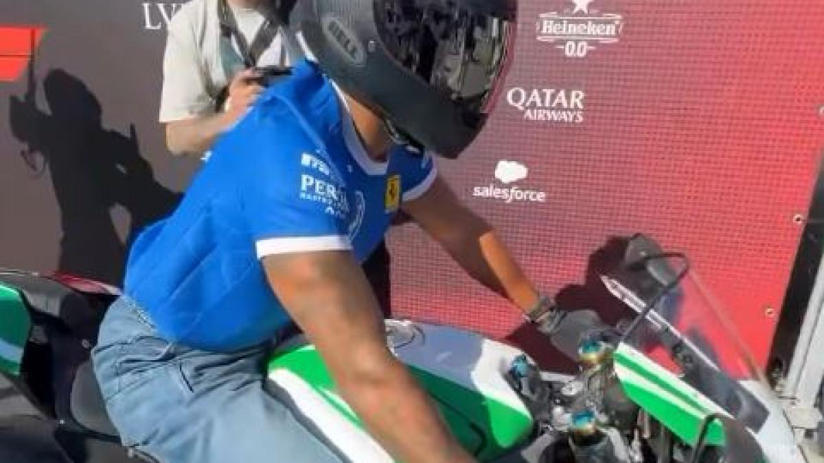 Hamilton arriva a Monza su una Ducati, l