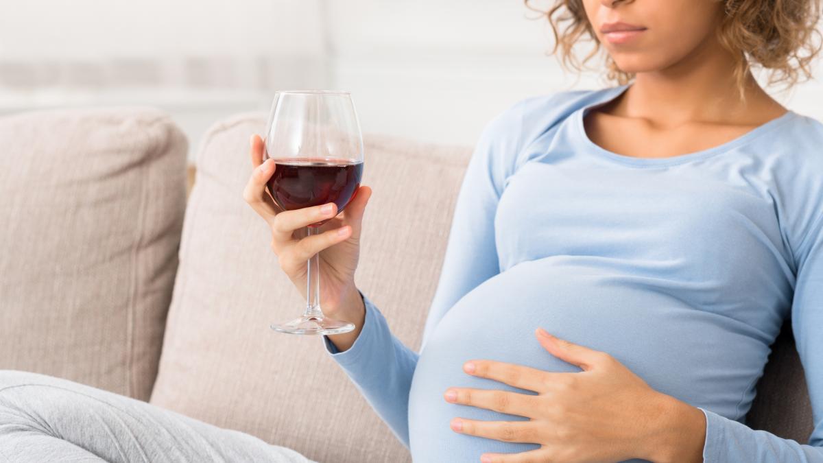 Perché non bisogna bere alcol in gravidanza? Il problema dei disturbi feto-alcolici