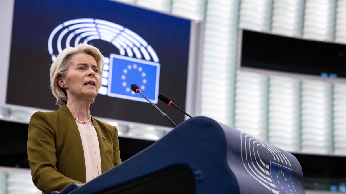 Stop benzina 2035, von der Leyen: "Futuro elettrico ma neutralità tecnologica"