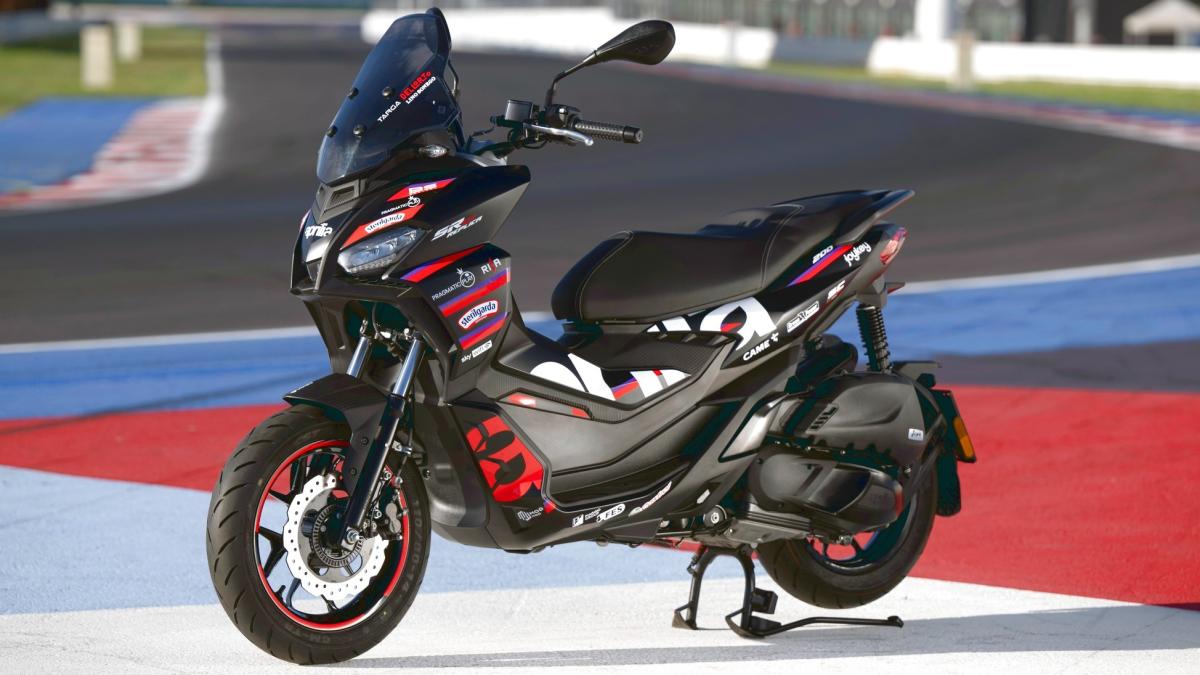 Aprilia SR GT Replica 2025: l’anima racing di Noale arriva in città