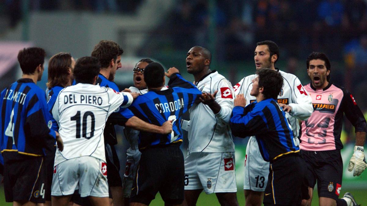 Polemiche, mattoni, cazzotti, sospetti, gestacci: tutti i veleni e gli episodi cult di Juve Inter