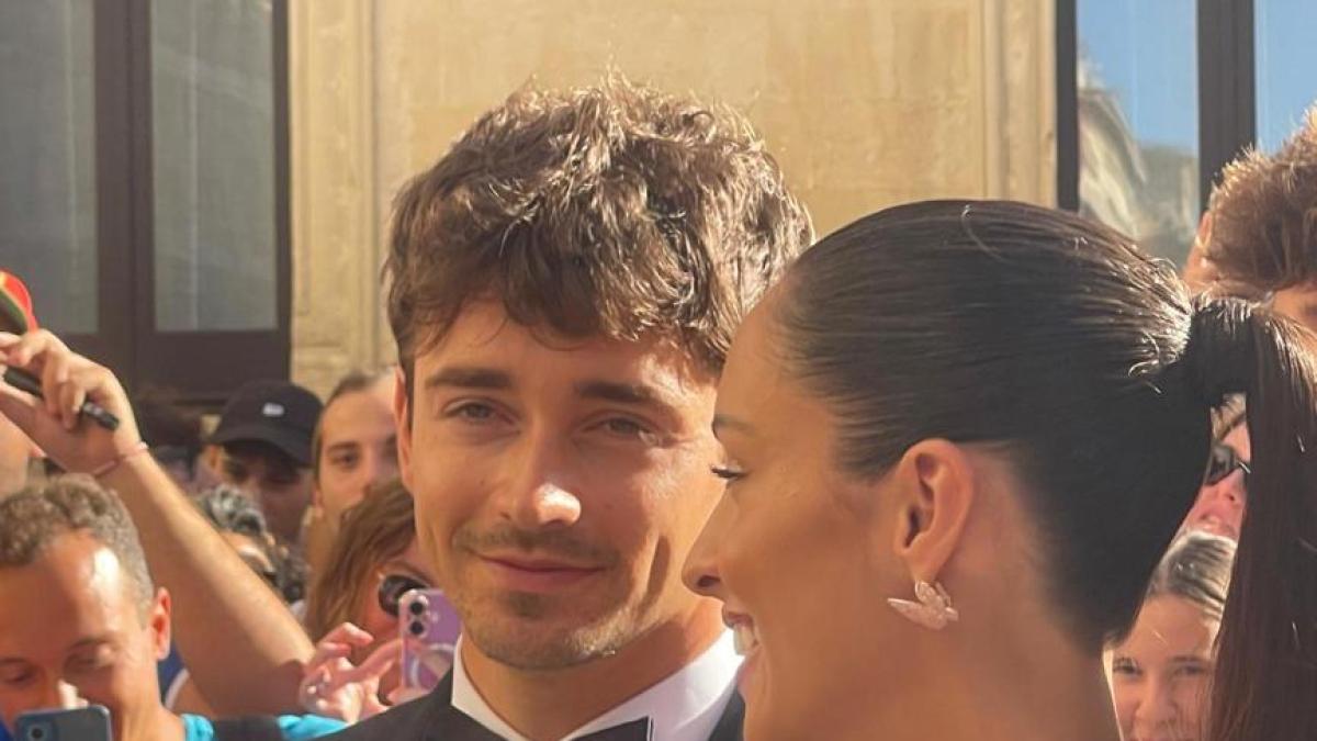 Bagno di folla per Leclerc a Lecce: il pilota in Salento per il matrimonio del fratello Lorenzo