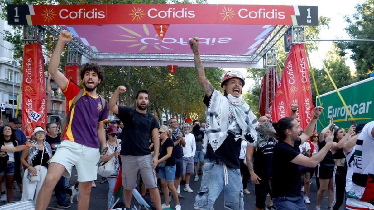 Vuelta, i pro Pal invadono il percorso, cancellata l