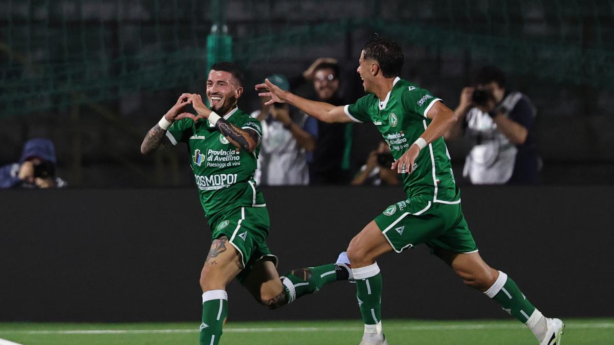 Che Avellino! In 10 stende la Carrarese 4-3. Ora in campo Pescara-Empoli