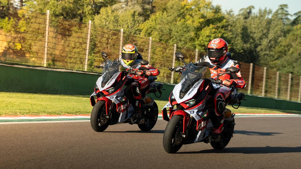 Italjet Dragster 700: maxi scooter o moto? Assaggio in pista Italjet Dragster 700: maxi scooter o moto? Assaggio in pista