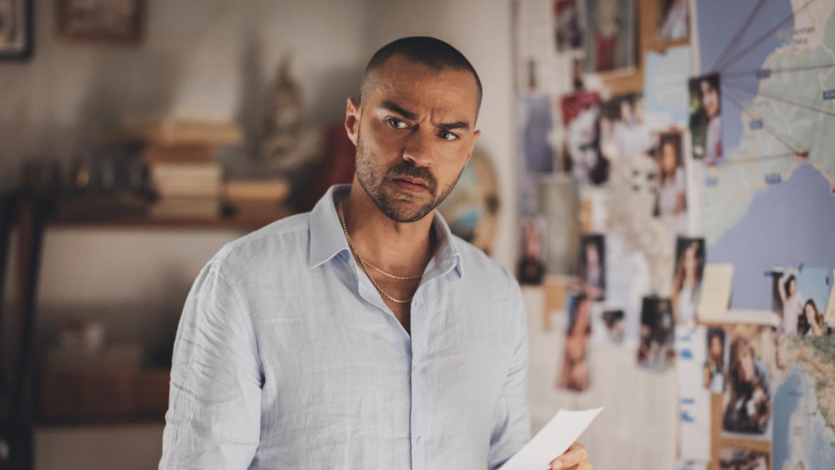 Jesse Williams in sella ad una Vespa tra le vie della Costiera Amalfitana