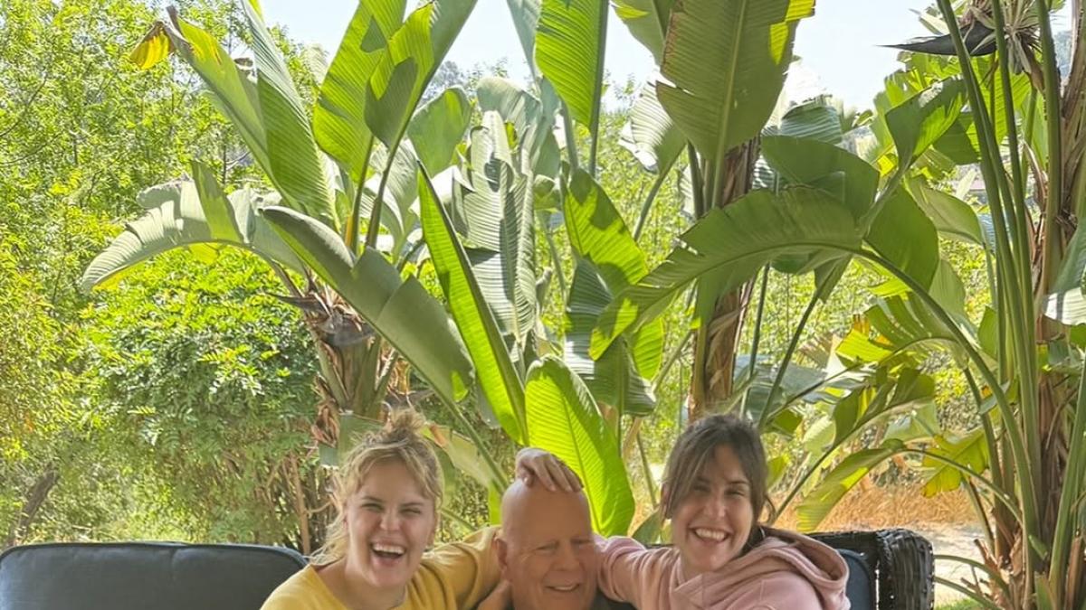 Bruce Willis è sereno: il tenero abbraccio con le figlie Bruce Willis è sereno: il tenero abbraccio con le figlie