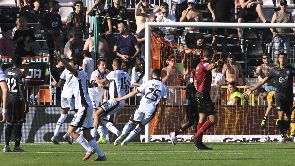 Serie B: il Cesena fa il blitz a Venezia e aggancia in testa il Palermo. Spezia flop
