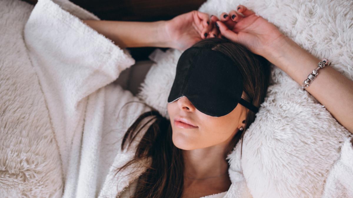 Sonno di bellezza: la scienza spiega perché chi dorme male è meno attraente