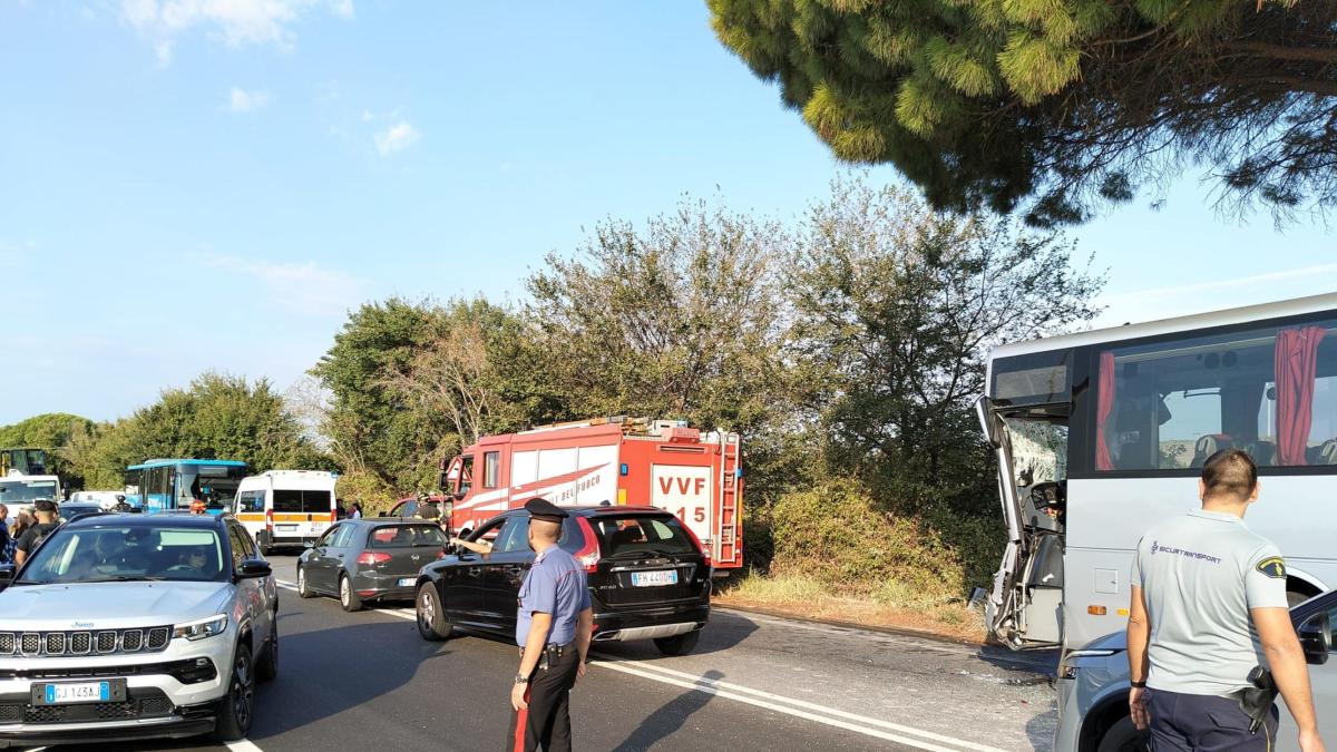 Scontro fra due autobus: feriti diversi studenti e un autista