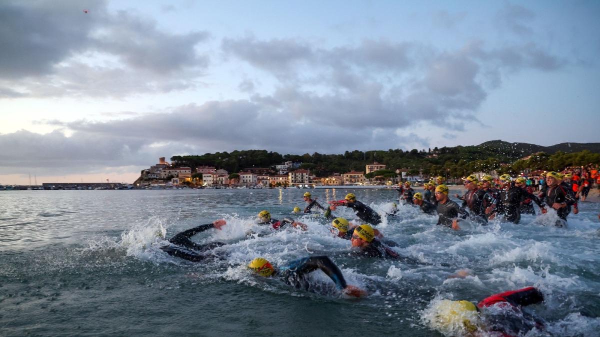 Elbaman compie 20 anni e festeggia con 900 triatleti al via