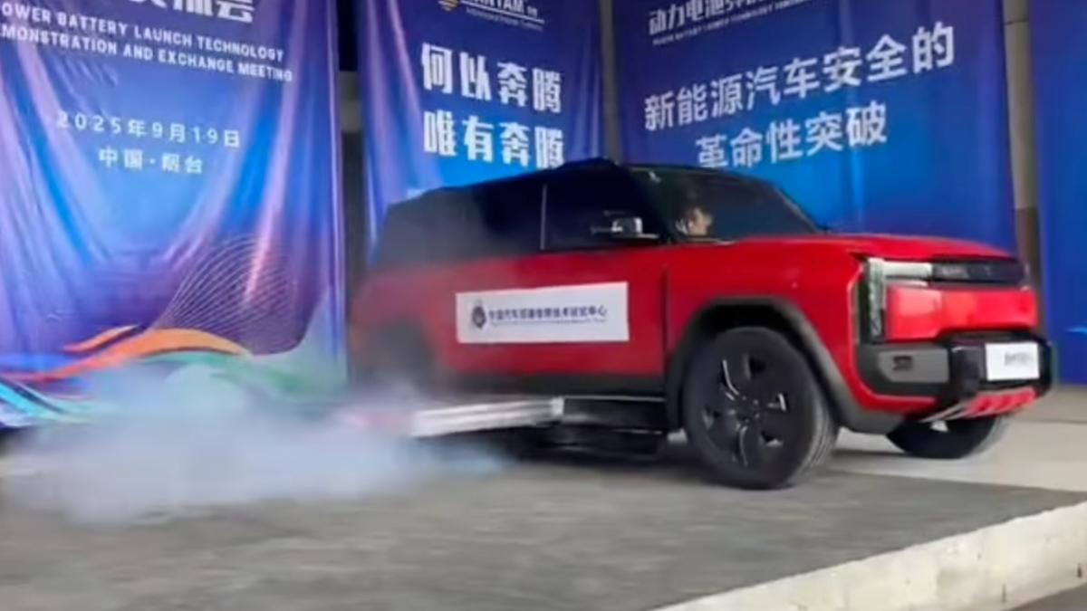 Auto elettriche, batteria espulsa in caso di incendio? Il test shock in Cina